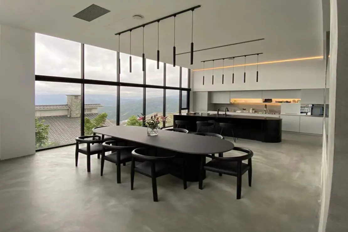 Cocina con diseño abierto hacia el comedor, adornada con un suelo de microcemento. Cocina con diseño abierto hacia el comedor, adornada con un suelo de microcemento.