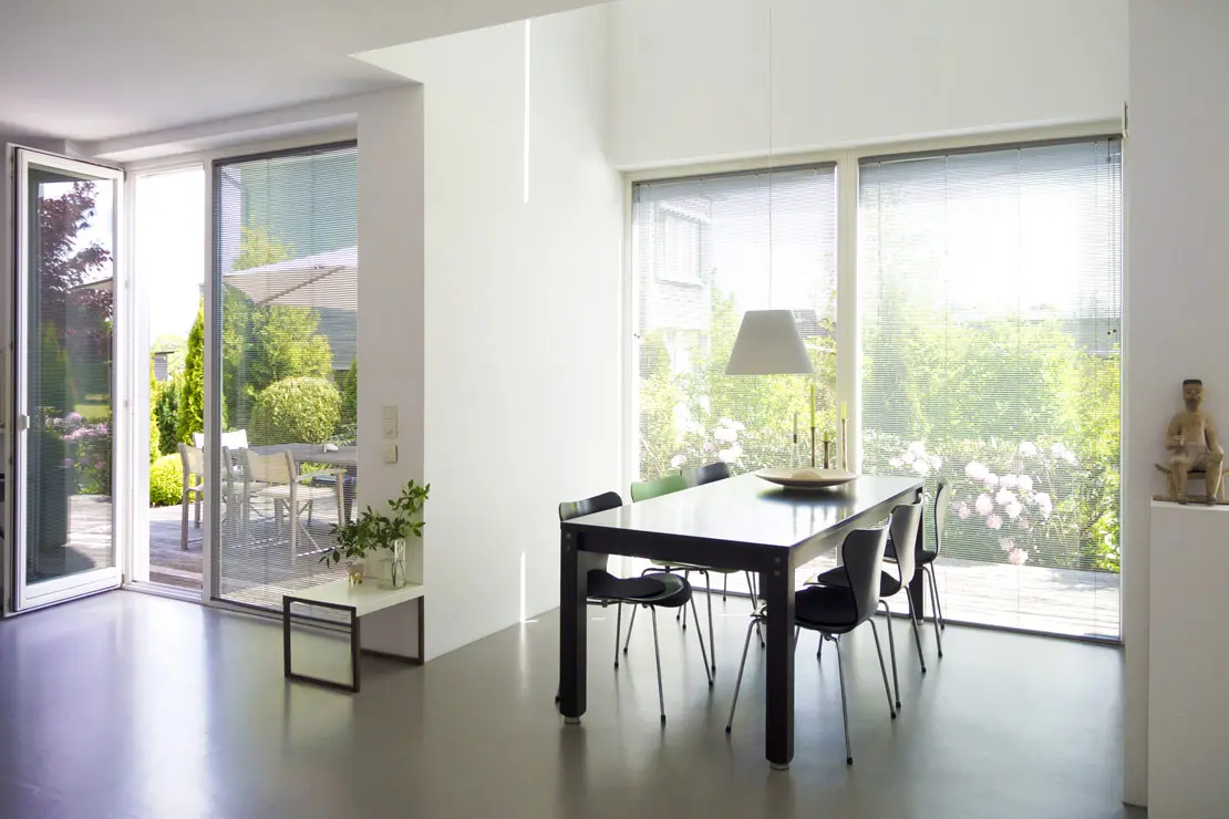 Sala de estar con piso de microcemento. Sala de estar con piso de microcemento.